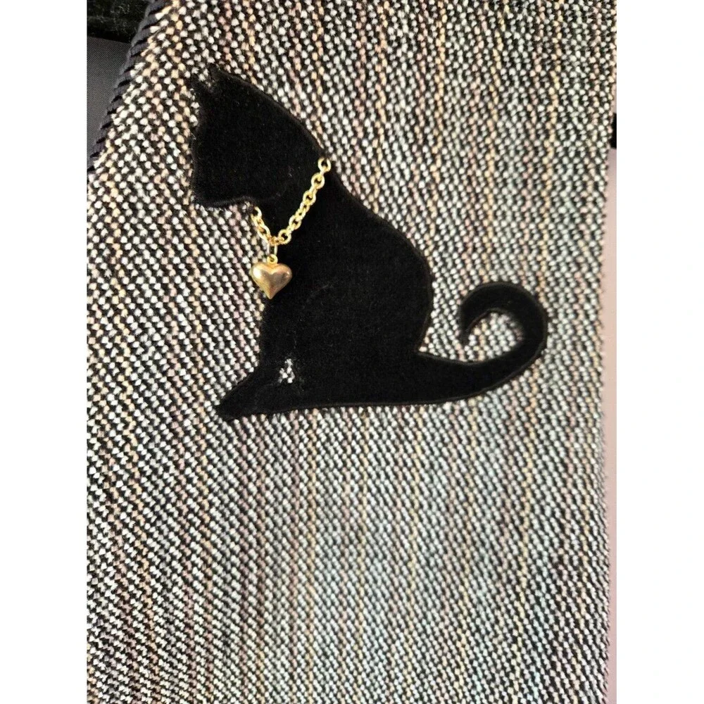 Vintage Black Cat Tweed Vest with Heart Charm Detailing​👵🏼🧶🐈‍⬛☕️